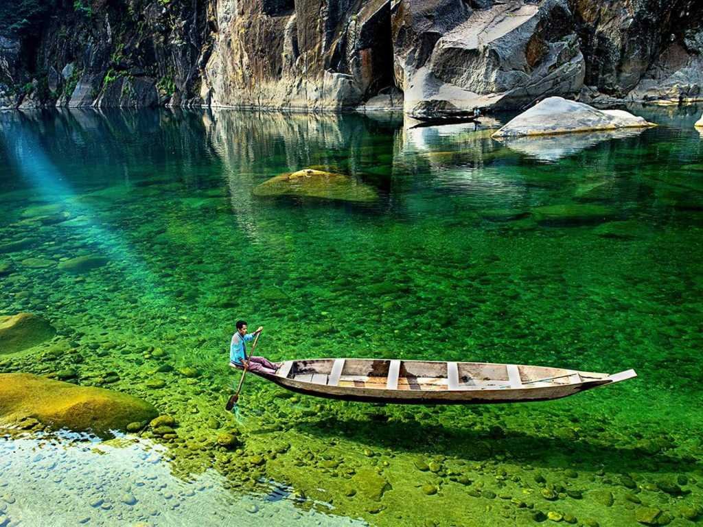 Meghalaya, chasing mist and waterfalls.